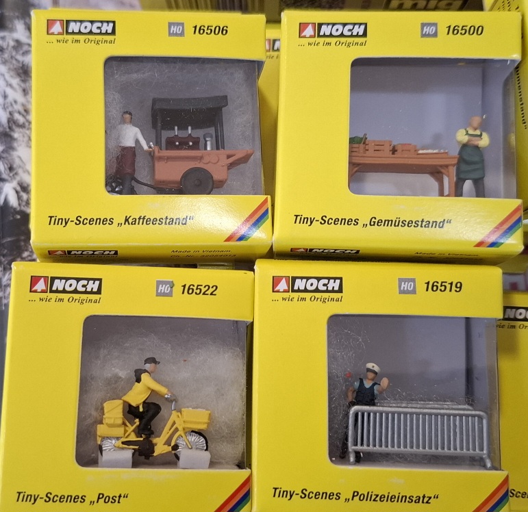 Miniaturenszenen in gelben Boxen