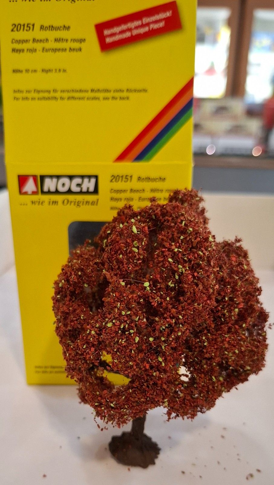 Miniaturbaum auf gelbem Karton