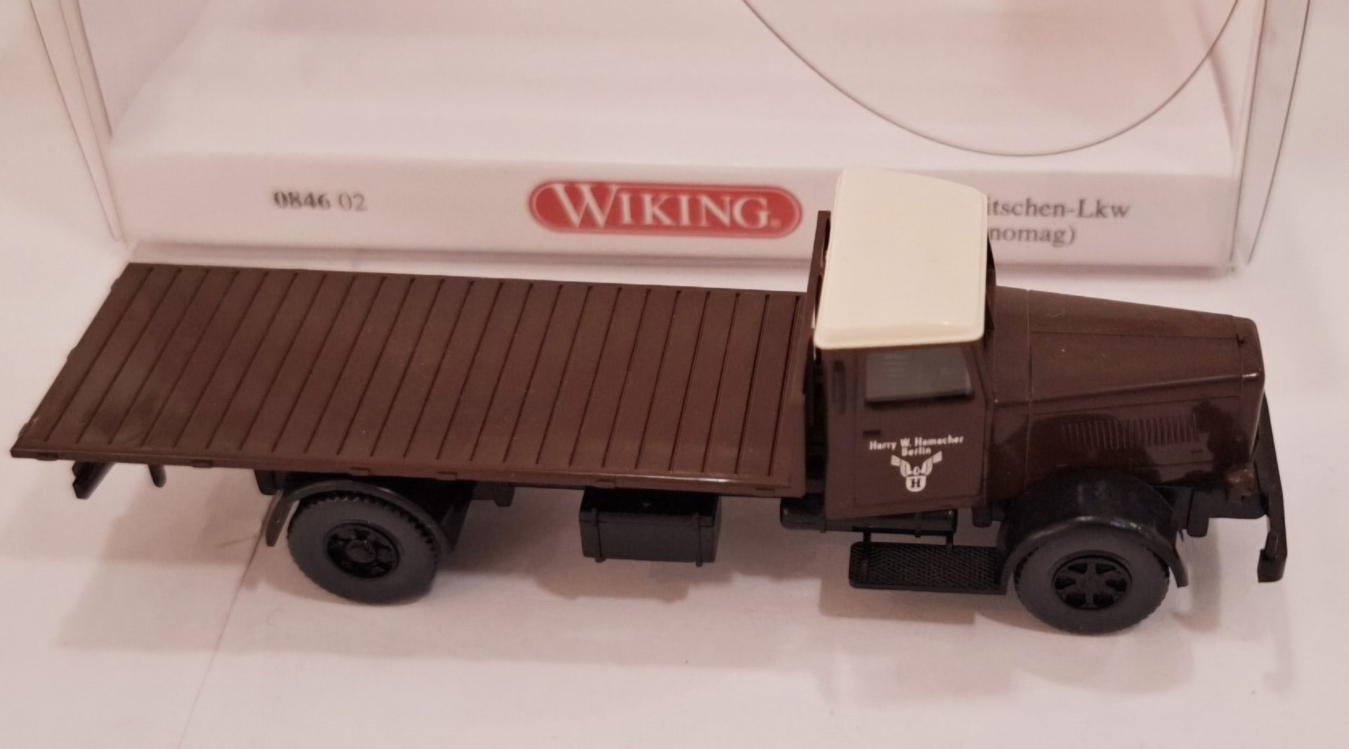 Modell eines Lkw in Braun