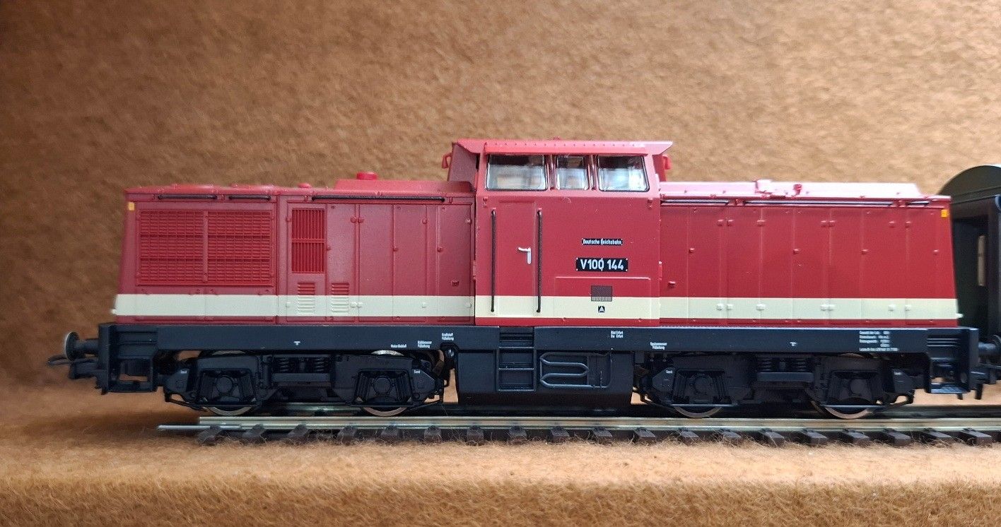 Rote Modelleisenbahn-Lok auf Gleisen
