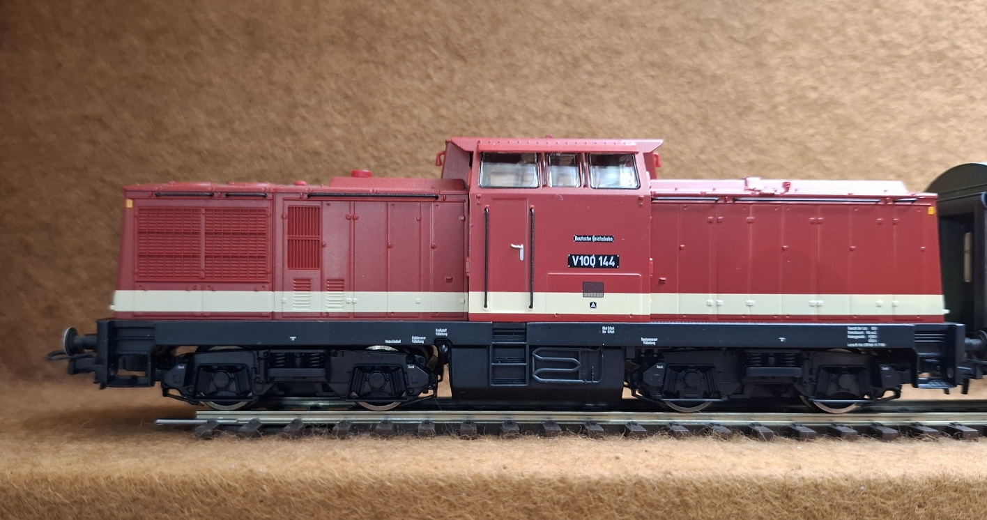 Rote Modelleisenbahn-Lok auf Gleisen