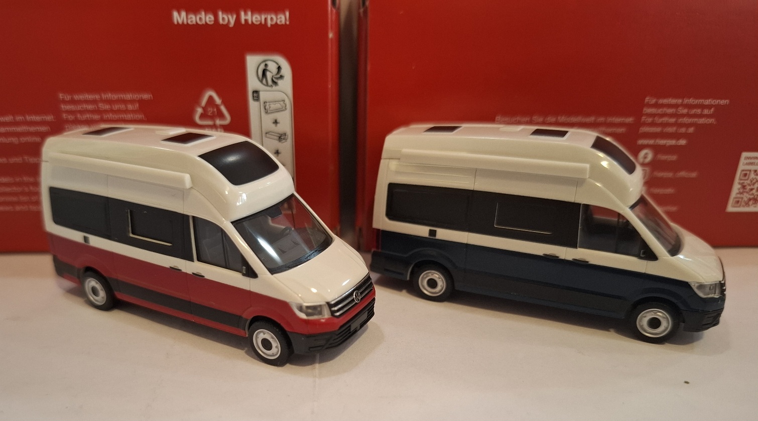 Zwei Modellbusse nebeneinander