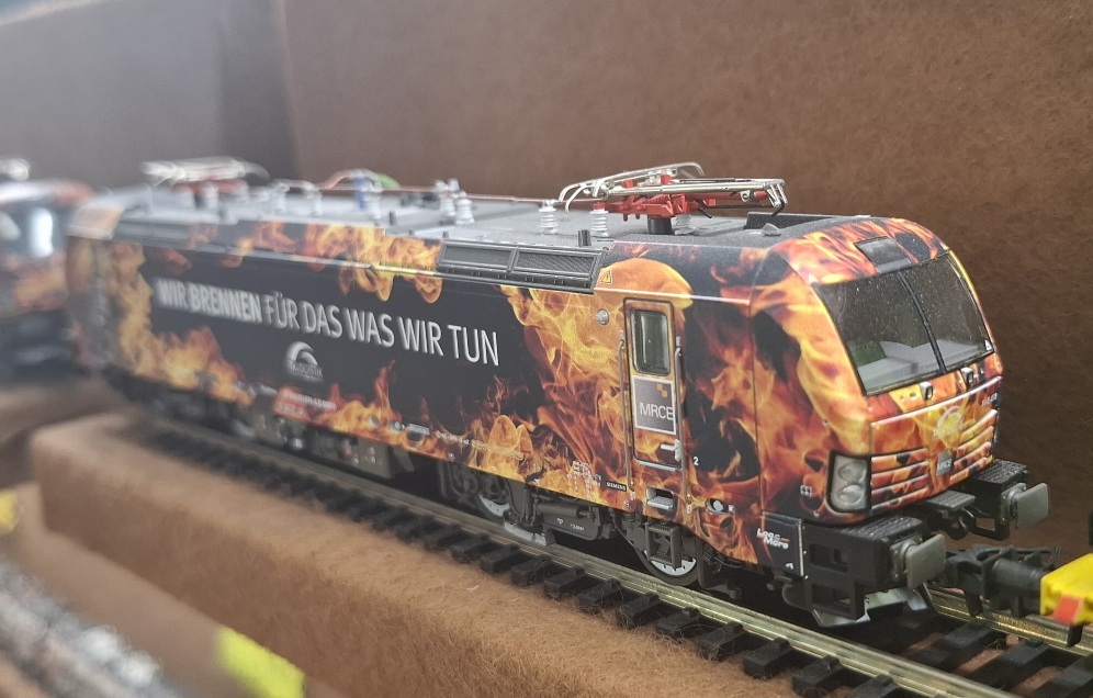 Zugmodell mit Feuer-Design