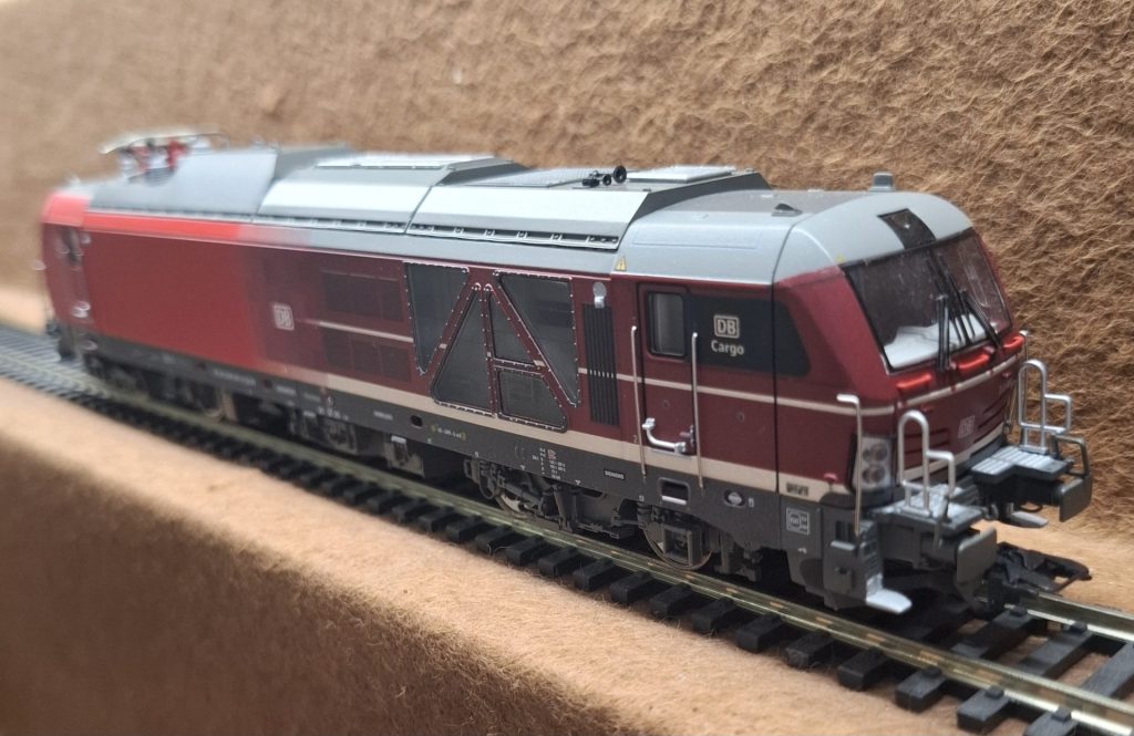 Modell einer roten Lokomotive