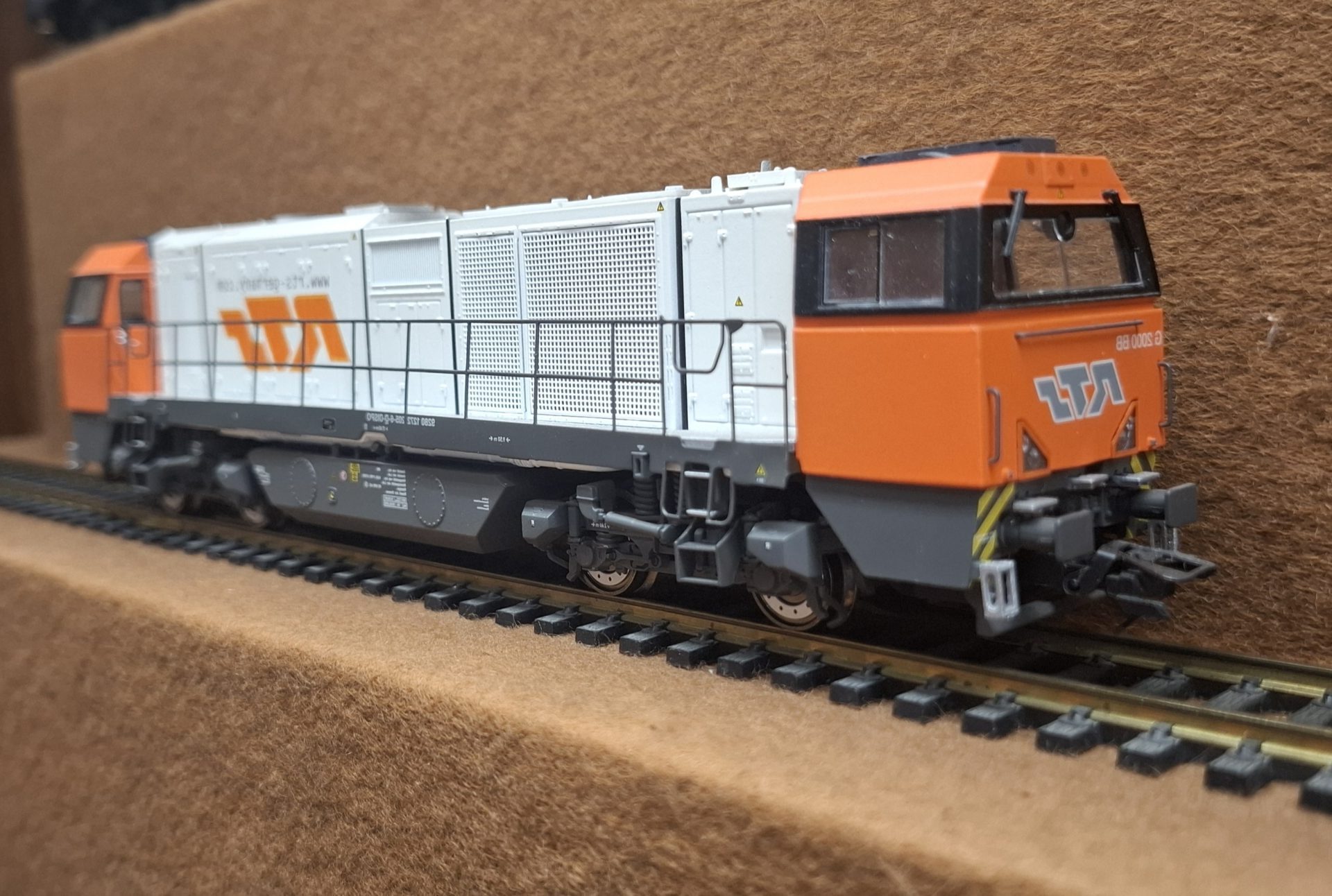 Modell einer Lokomotive auf Gleisen