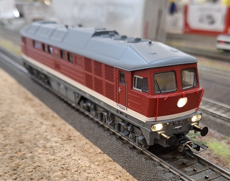 Rote Lokomotive auf Schienen